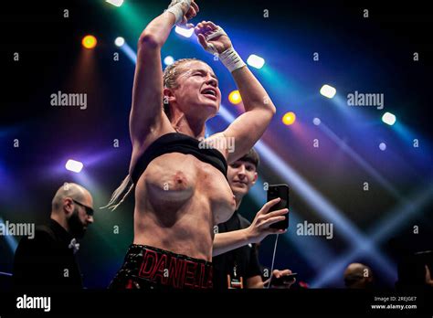 daniella hamleys celebration|Boxing: Daniella Hemsley flashes crowd after Kingpyn。